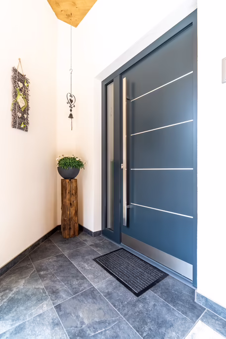 Eingangsbereich mit Haustüre in RAL Optik