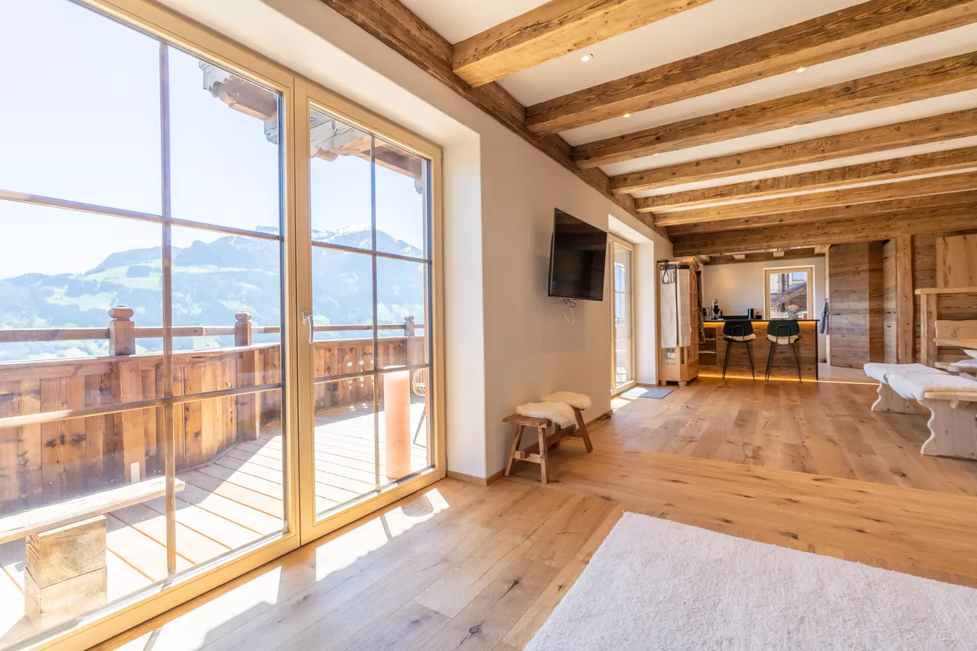Sonnendurchflutetes Wohnzimmer mit Holzdetails