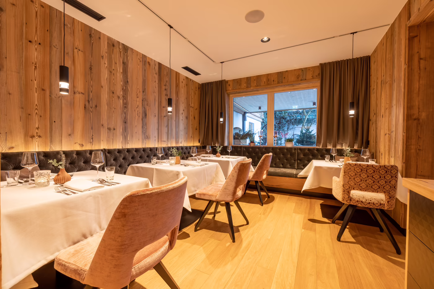 Schöne Holzwände im Restaurantbereich