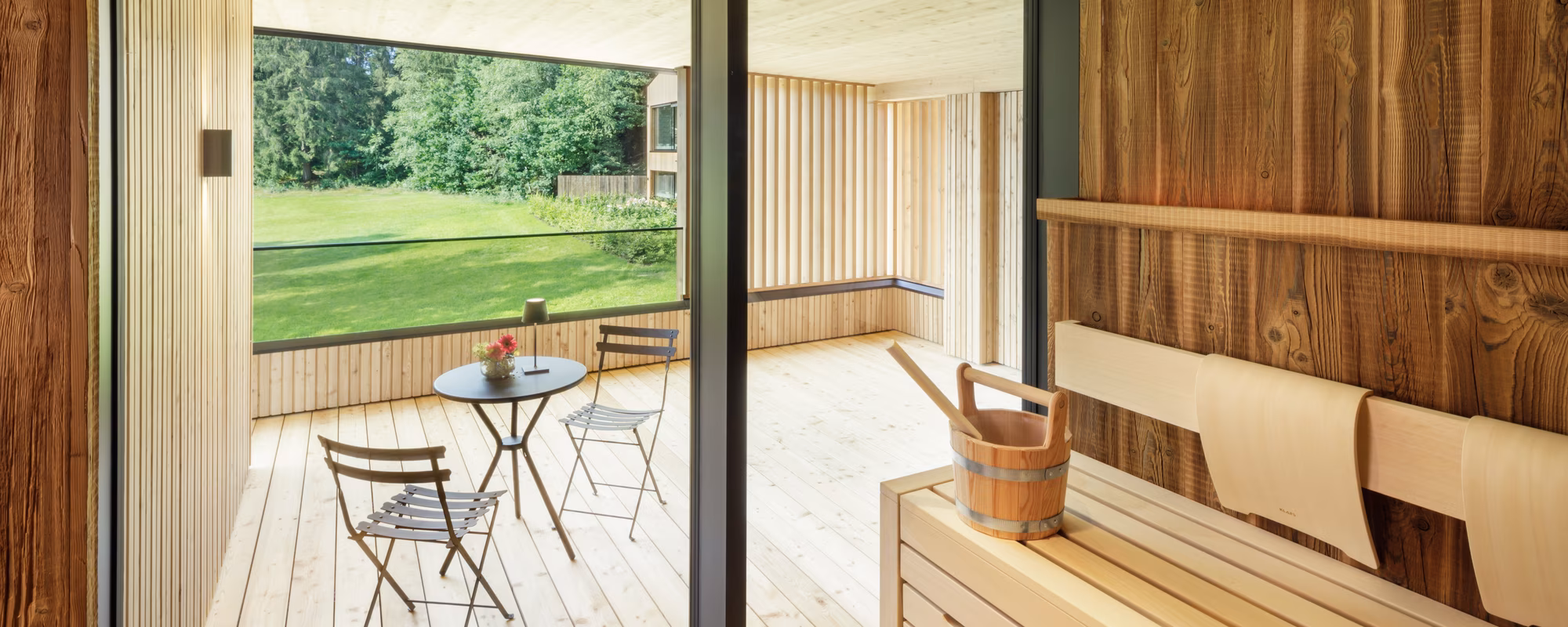 Sauna mit Holzterrasse zum Verweilen