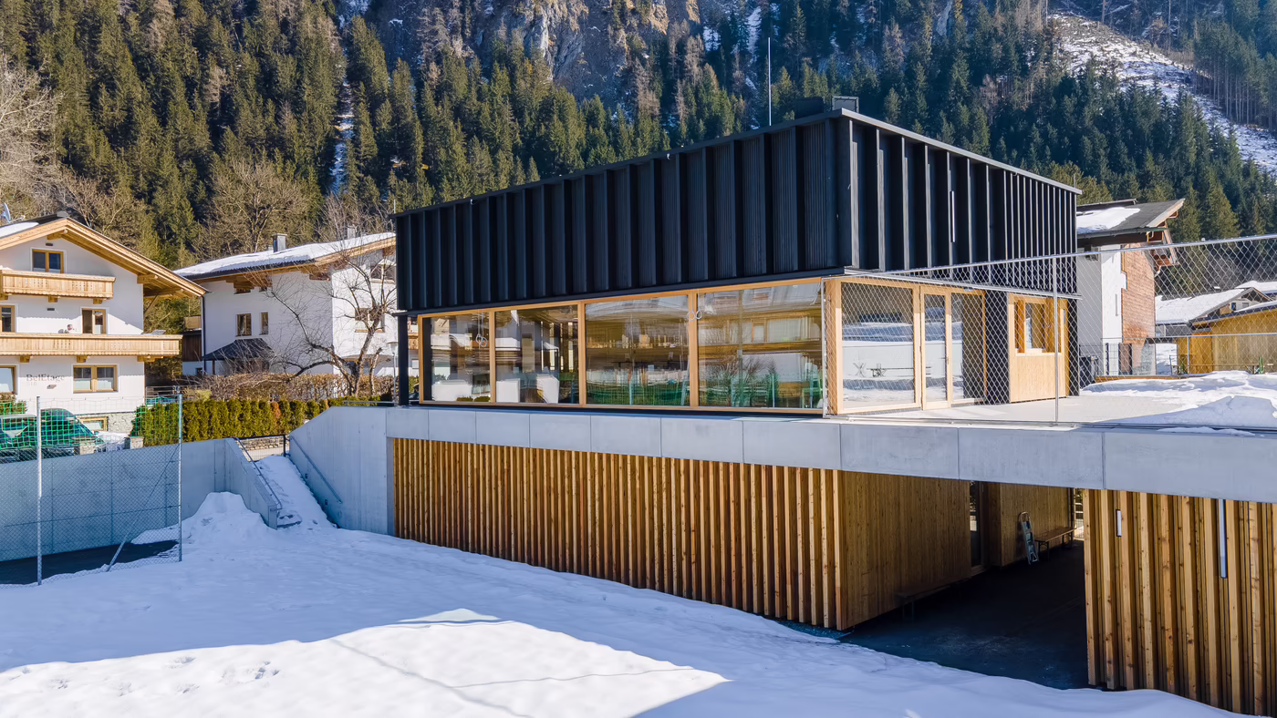 Modernes Vereinsheim aus Holz und Beton